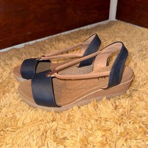Women's Tan/Navy Wedges